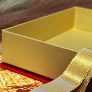 Crveno-zlatna A5 Poklon kutija - odmah dostupno