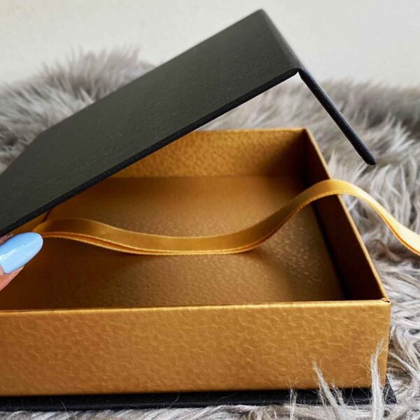 Pokloni 153 Crno-zlatna A4 Poklon kutija - odmah dostupno