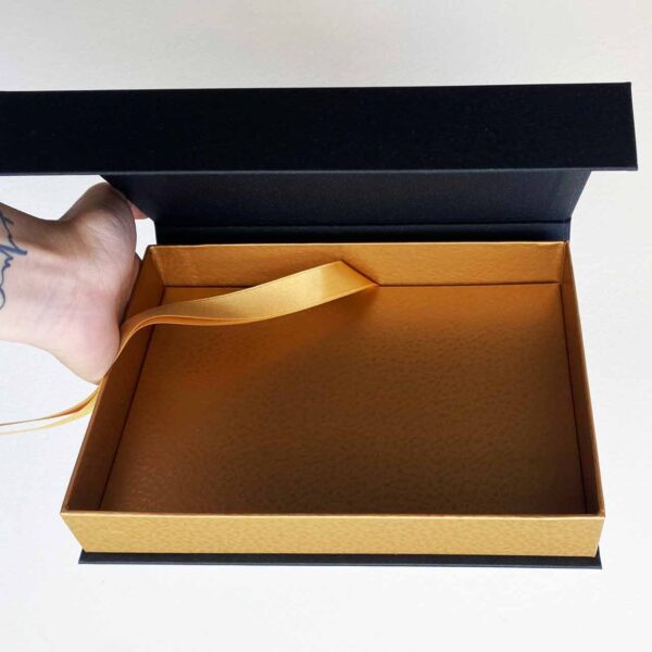 Pokloni 120 Crno-zlatna A5 Poklon kutija - odmah dostupno