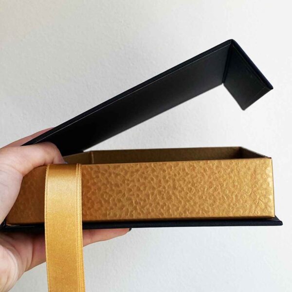 Pokloni 119 Crno-zlatna A5 Poklon kutija - odmah dostupno