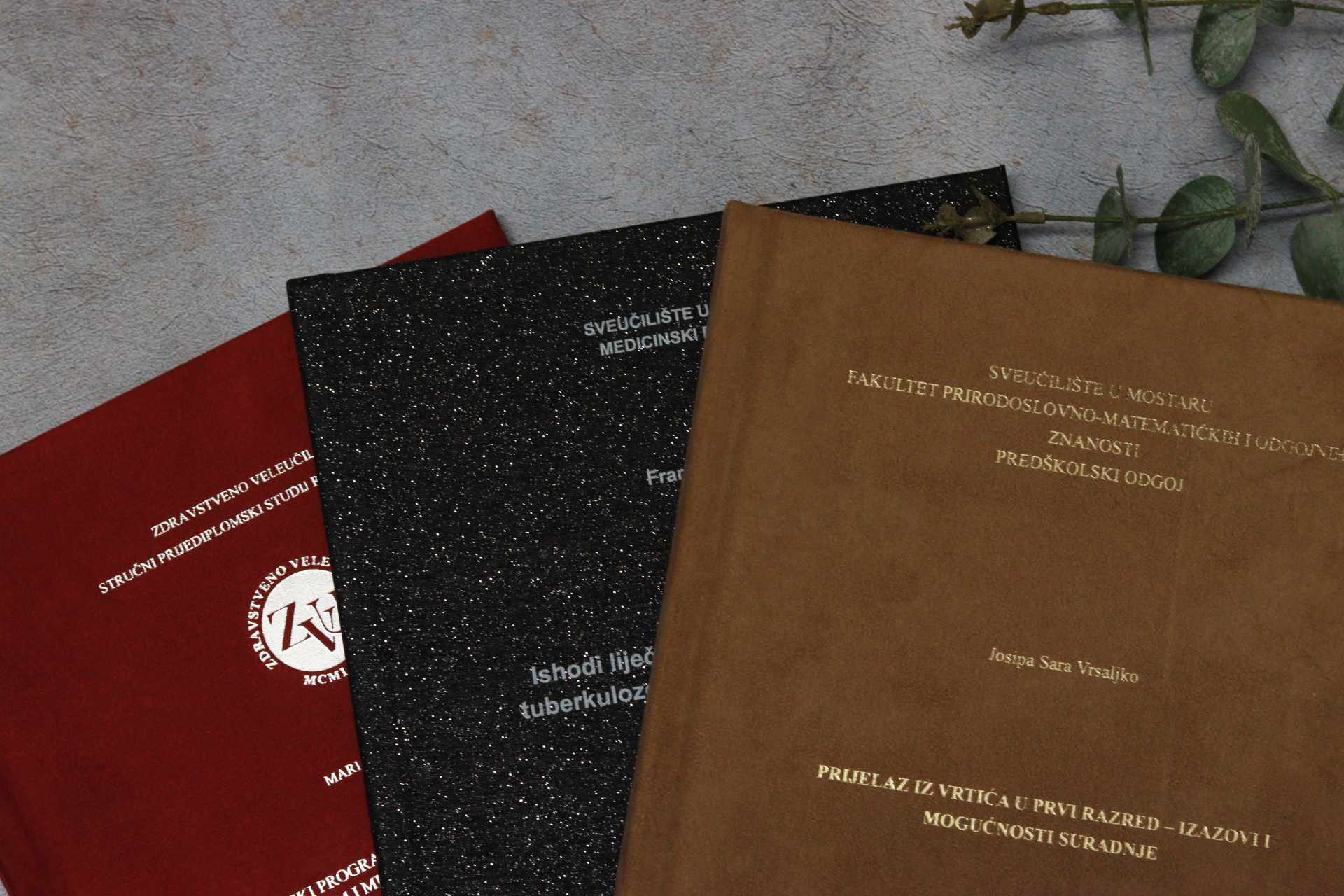 Tvrdi uvez diplomskih radova – Trendi baršunaste korice po narudžbi 8 baršun diplomski, tvrdi uvez diplomskog, diplomski u boji, rozi diplomski, magical book lab