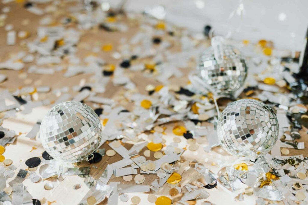 Kako urediti djevojačku večer u stilu „Last Disco” ili „Rodeo Cowgirl” – ideje, dekor i outfit 2025 1 poklon za djevojacku vecer rekvizite za djevojacku Last disco